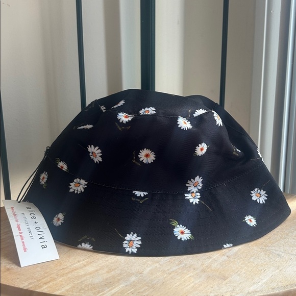 Alice + Olivia Daisy Reversible Bucket Hat NWT - Picture 8 of 13